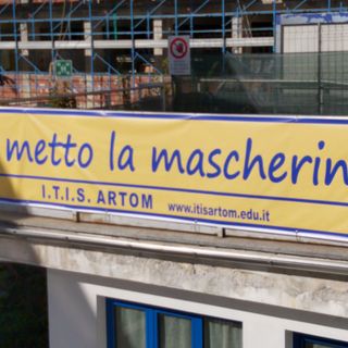 &quot;Io metto la mascherina&quot;: l'Artom di Asti invita alla prevenzione con uno striscione sulla facciata della scuola