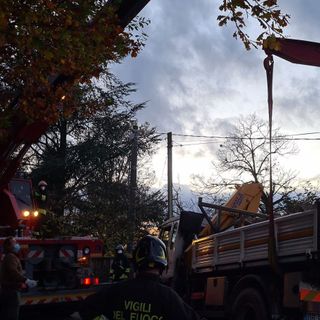 Camion ribaltato a Callianetto. Intervengono i Vigili del Fuoco