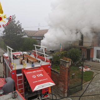 Cunico, intervento dei vigili del fuoco per domare l’incendio di una legnaia