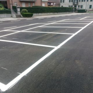 A Motta completati i lavori di asfaltatura della piazza della Stazione. Creati altri 12 parcheggi auto