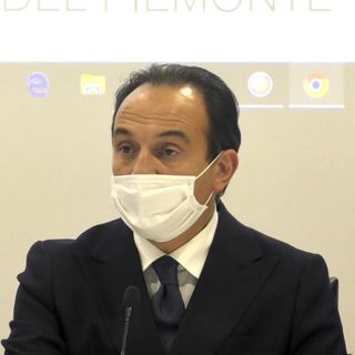 Alberto Cirio con mascherina