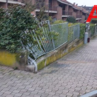 La cancellata colpita dal furgone dopo l'urto