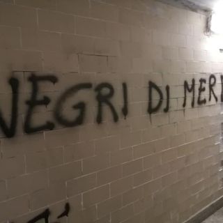 Insulti razzisti scritte muro Villafranca d'Asti