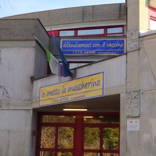 "Difendiamoci con il vaccino": sulla facciata dell'Artom un nuovo striscione invita alla prevenzione