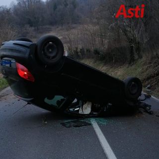 Montiglio Monferrato: auto si ribalta autonomamente in via della Repubblica