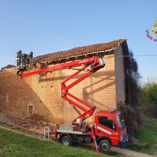 San Damiano, crolla parte del tetto di una casa. Intervengono i vigili del fuoco