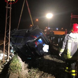 Nizza: incidente nella notte. Auto esce di strada e si ferma poco prima dei binari