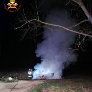 Celle Enomondo: a fuoco un'auto in strada Merlazza