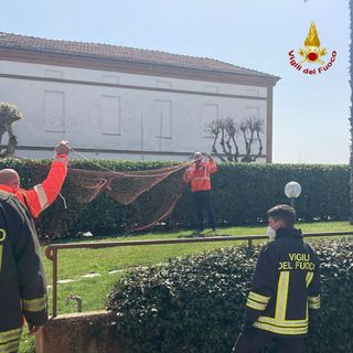 Un'immagine dell'intervento di ieri di via Trieste ad Asti