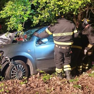 Cossombrato: auto esce di strada e sbatte contro un albero. Un ferito