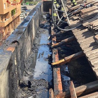 Asti: incendio tetto in via Perosi. Sul posto i vigili del fuoco