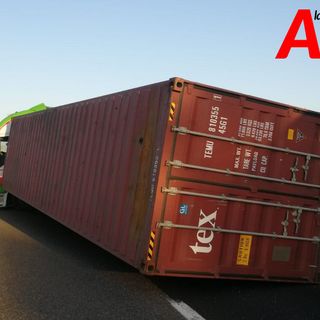 Incidente in A21, si ribalta il rimorchio di un autoarticolato