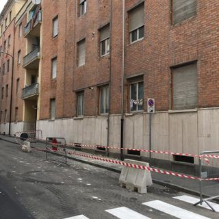Asti: cadono pezzi di intonaco in strada in via Malta. Area transennata