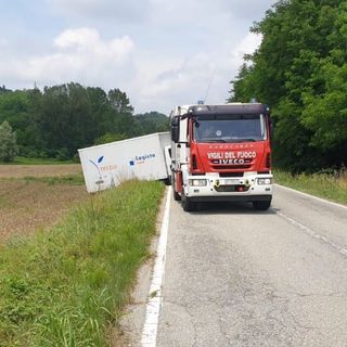 Recupero furgone fuori strada a Passerano Marmorito