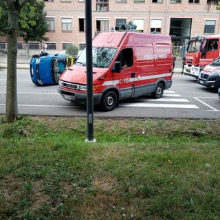 Asti: incidente davanti alla caserma dei vigili del fuoco. Una Panda ribaltata (FOTO)