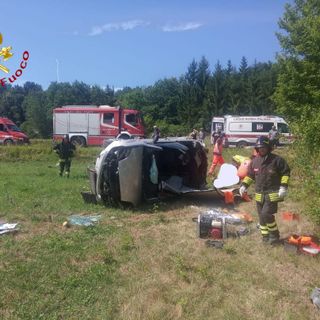 Refrancore: auto fuori strada. Conducente estratto dal mezzo