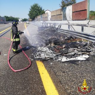 Un vigile del fuoco impegnato nello spegnimento degli ultimi tizzoni di un