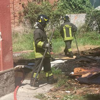 Baldichieri: a fuoco una legnaia. Fiamme domate dai vigili del fuoco