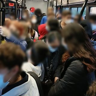 Due immagini (la seconda a fine articolo) di un autobus stipato di passeggeri (i volti sono stati sfocati per tutelarne la privacy)