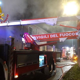Squadre dei vigili del fuoco impegnate a Incisa Scapaccino