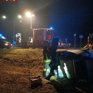 Refrancore: perde il controllo dell'auto e finisce in un canale