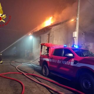 Cinaglio: a fuoco il tetto di una casa. I vigili del fuoco al lavoro per ore