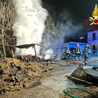 Incendio legnaia questa notte a Moransengo. Intervengono i vigili del fuoco