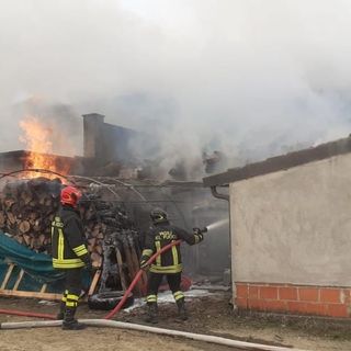 Mombaruzzo: vasto incendio in un deposito di attrezzature meccaniche