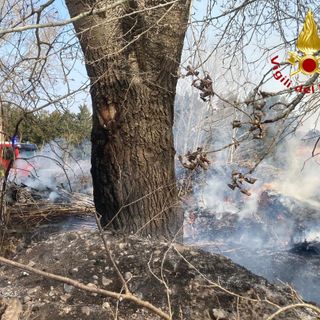 Esteso incendio sterpaglie e legname nel pomeriggio di oggi a Variglie