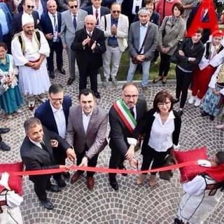 Immagine d'archivio dell'inaugurazione del centro culturale Albanese di Asti