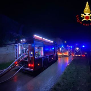 Incendio di Agliano: i vigili del fuoco hanno lavorato tutta la notte per domare le fiamme