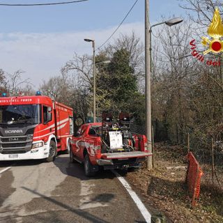 Le fiamme coinvolgono tre ettari di bosco a Sessant. Lunghissimo intervento dei vigili del fuoco