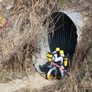 Spettacolare esercitazione dei vigili del fuoco nel condotto fognario di via Buozzi  (FOTOGALLERY)