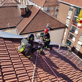 Forti raffiche di vento, i vigili del fuoco al lavoro per mettere in sicurezza grondaie e tegole divelte (FOTO)