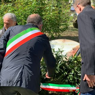 Il sindaco Maurizio Rasero con il presidente provinciale dell’Ordine dei Medici, Claudio Lucia, e il presidente provinciale del Movimento Federalistico Europeo, Davide Arri, posano la corona d’alloro davanti alla targa commemorativa di Gilberto Barbero, già presidente del CLN della provincia di Asti