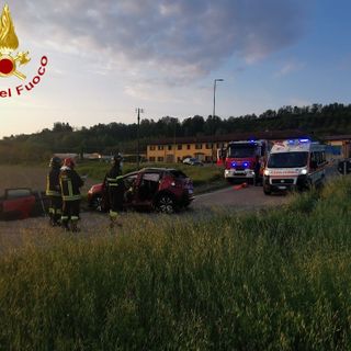 Auto ribaltata al raccordo tangenziale della Boana: due feriti