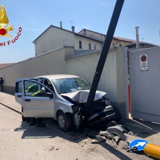 Alcune immagini dei soccorsi all'anziano automobilista (Fonte: web)