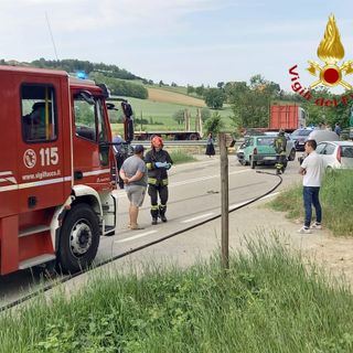 Intervento dei vigili del fuoco per un incidente che ha coinvolto tre auto