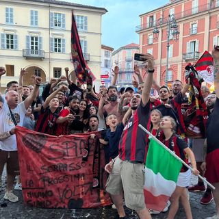 Due immagini, che pubblichiamo per gentile concessione di Gabriele Strozza -Strauss, dei festeggiamenti astigiani dei tifosi rossoneri