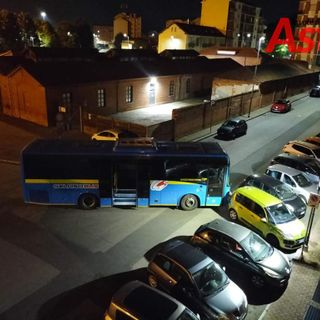 Asti: tre ragazzi mettono in moto autobus e prendono in pieno un'auto in sosta