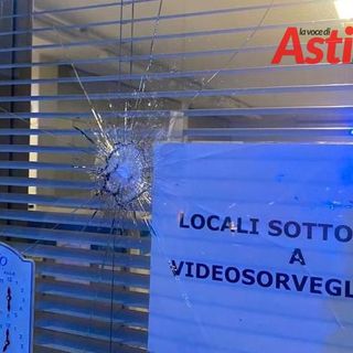 La vetrina danneggiata
