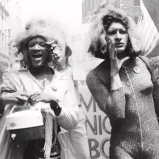 Marsha P Jhonson e Sylvia Rivera, le trans che hanno animato la notte di Stonewall e sono riconosciute come le persone che hanno dato vita al movimento LGBTQI+, prima negli USA e poi nel mondo