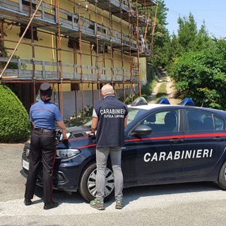 Sicurezza nei cantieri: carabinieri trovano cavo alta tensione su ponteggio. Tre denunciati