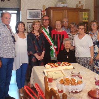 Numerose immagini dei festeggiamenti in onore della neo centenaria costigliolese