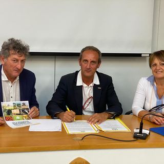 Massimo Cerruti (al centro) ritratto a margine dell'incontro. A fine articolo altre due foto relative il dibattito
