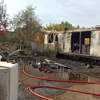 La densa colonna di fumo provocata dall'incendio, visibile da grande distanza