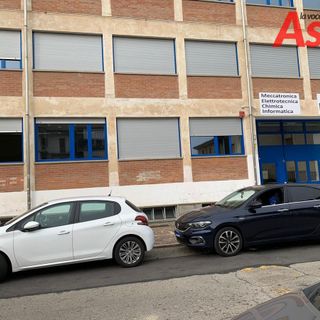 Diffida all'Artom per cartelloni pro mascherine, poi rimossi. Il dirigente: "Avevamo deciso già da tempo di toglierli"