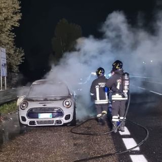 Un'altra auto in fiamme oggi ad Asti, questa volta in tangenziale Un'altra auto in fiamme oggi ad Asti, questa volta in tangenziale
