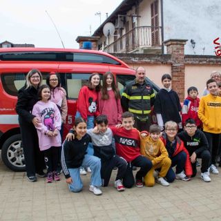 L'associazione vigili del fuoco di Asti ha effettuato una donazione per i piccoli della Oberdan di Portacomaro Stazione