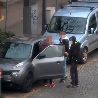 Spacciava droga davanti alle scuole: la Polizia smantella smercio di cocaina e arresta quattro persone (FOTO E VIDEO)